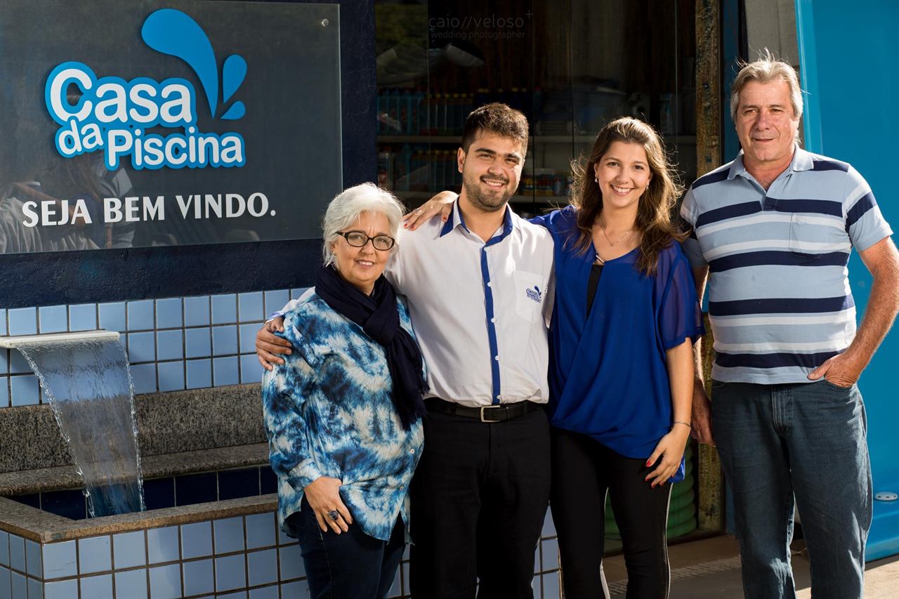 Família Casa da Piscina em frente à loja, em Belo Horizonte