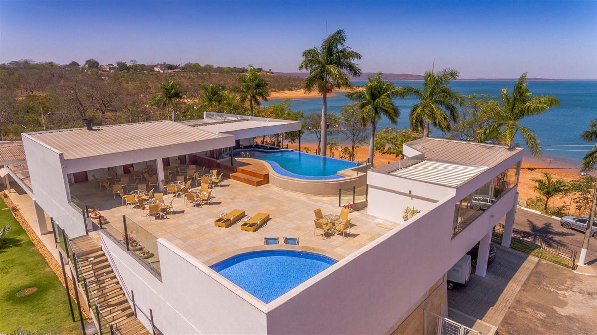 Vista aérea do Hotel Grande Lago, em Três Marias, com duas piscinas e o lago ao fundo