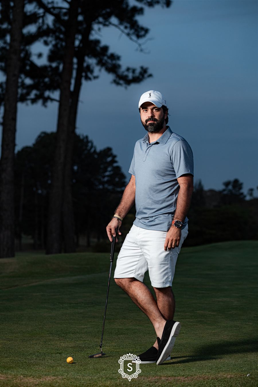 Roberto, dono da Casa da Piscina, em um campo de golfe