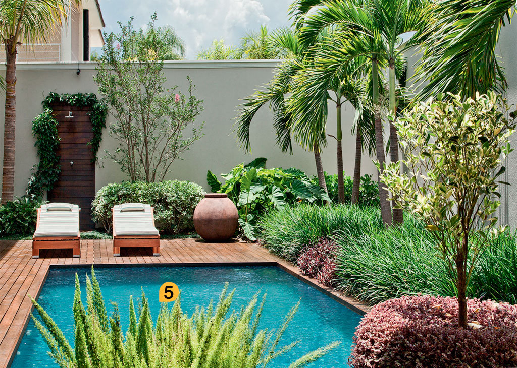 Link: http://casa.abril.com.br/materia/neste-quintal-a-piscina-e-emoldurada-por-um-paisagismo-tropical